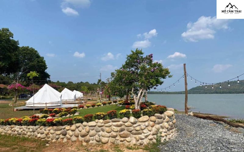 Hệ thống lều dựng sẵn tại Bằng Lăng Glamping được bố trí ven bờ hồ