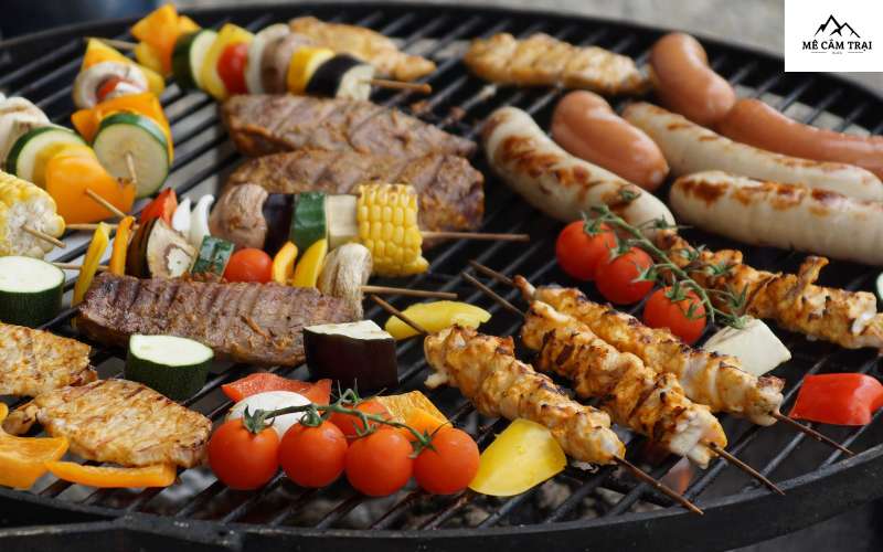 BBQ tổng hợp cũng là món ăn khi đi cắm trại được ưa thích 
