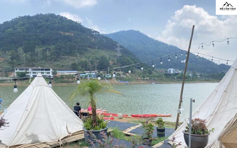 Camping Hồ Đồng Đò có bãi bán đảo, bãi tự do và bãi ven hồ tiện nghi.
