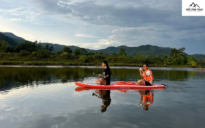 Hoạt động chèo Sup trên sông Cu Đê