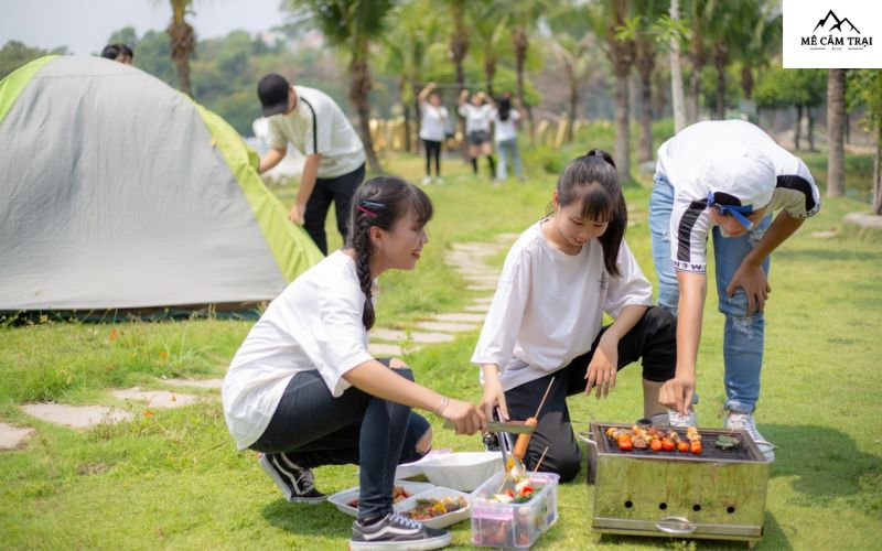  Trong mùa du lịch cao điểm, nên đặt lều trước để đảm bảo có chỗ nghỉ ngơi, tránh tình trạng hết lều khi khu du lịch đông khách