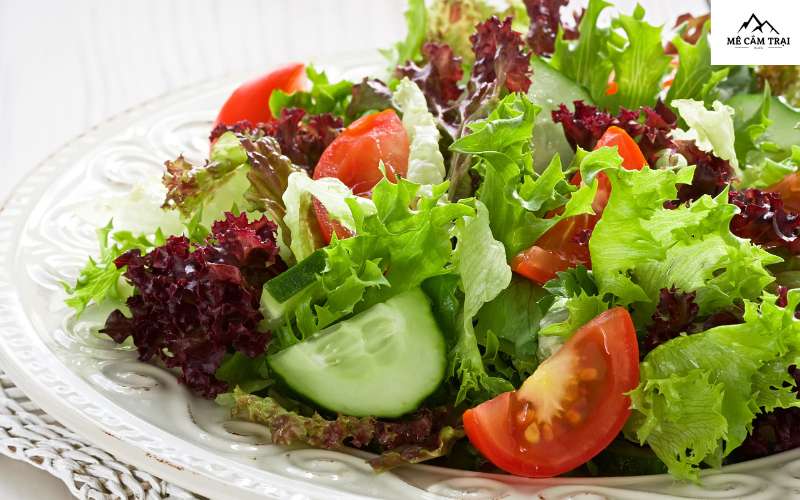 Salad rau củ món ăn tiện lợi giàu dinh dưỡng cho chuyến cắm trại
