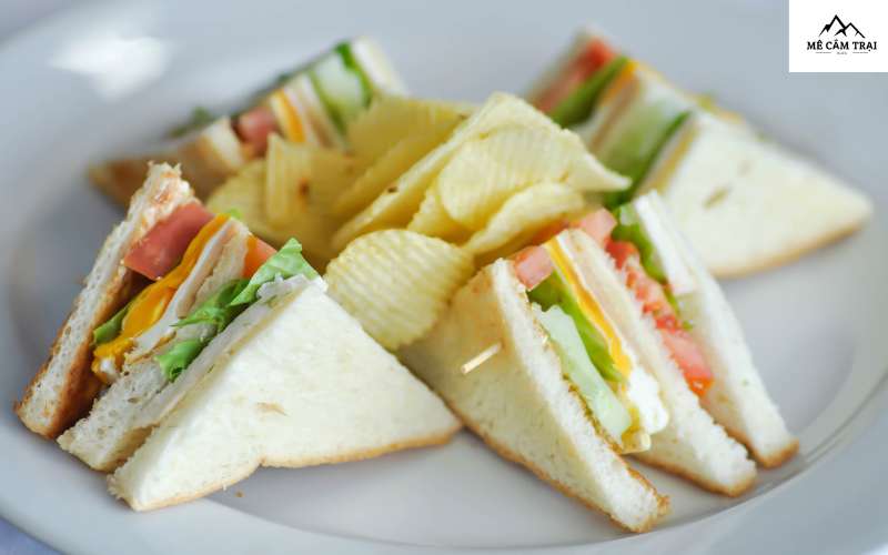 Sandwich là món ăn phù hợp khi đi cắm trại