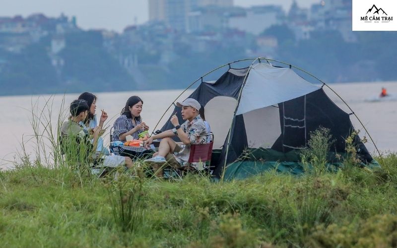 Chỉ cần một chiếc lều nhỏ, một ngọn đèn và vài người bạn thân – chân cầu Vĩnh Tuy là thiên đường