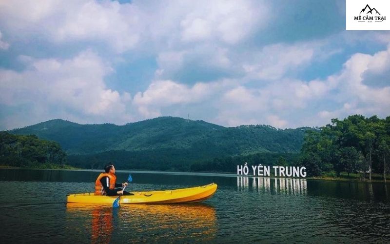 Chèo thuyền kayak quanh Hồ Yên Trung