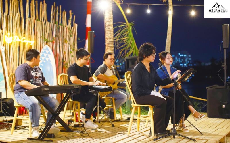 Tham gia đêm nhạc Acoustic tại Đẩu