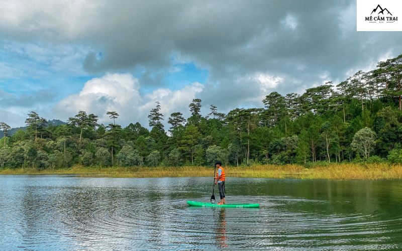 Chèo Sup tại Hồ sông Mây