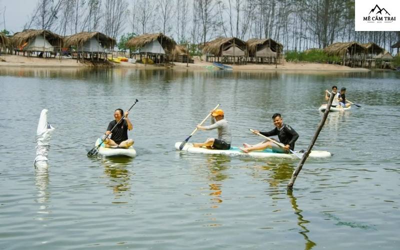 Chèo SUP tại Hang Sói Glamping – cảm giác tự do giữa lòng hồ Tầm Bồ!