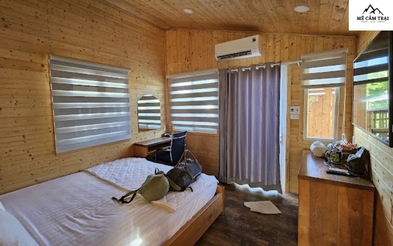 không gian sang trọng bên trong lều glamping tại Riverside Glamping