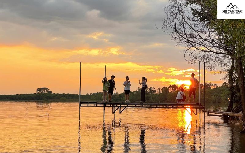 Ngắm cảnh bình minh và hoàng hôn trên hồ Trị An