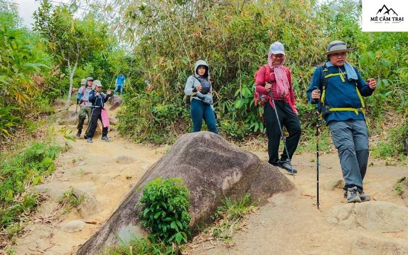 Mỗi bước đi trên đỉnh núi là một bước tiến vững vàng trong hành trình chinh phục chính mình!