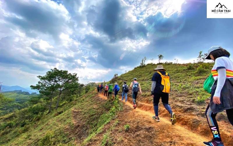 Cắm trại kết hợp trekking ở Đà Nẵng, nơi những đỉnh núi hùng vĩ gặp gỡ bầu trời trong xanh