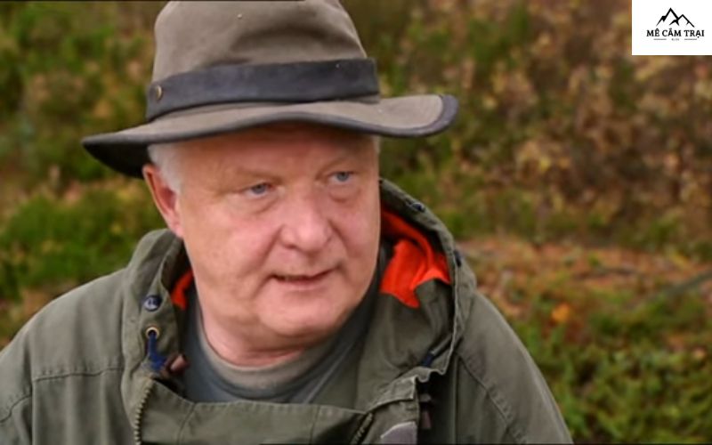 Chuyên gia cắm trại Ray Mears