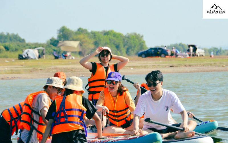 Thả mình vào làn nước trong xanh và chèo SUP ngắm cảnh khi cắm trại ở Đảo Ó Đảo Đồng Trường