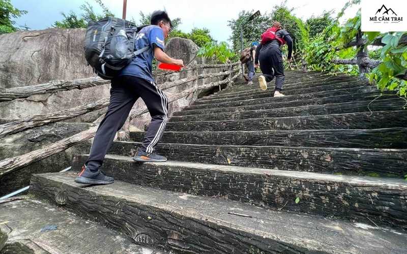 Một chặng leo núi Bà Đen qua đường ống nước