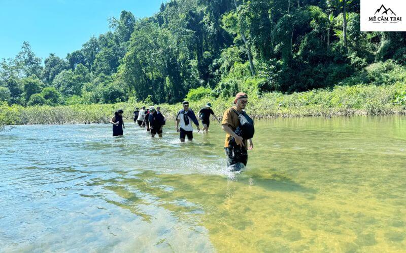 Trekking xuyên rừng, khám phá thác suối hoang sơ