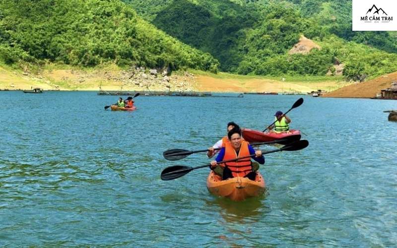 Cùng bạn bè khám phá thiên nhiên qua hoạt động chèo thuyền và câu cá 