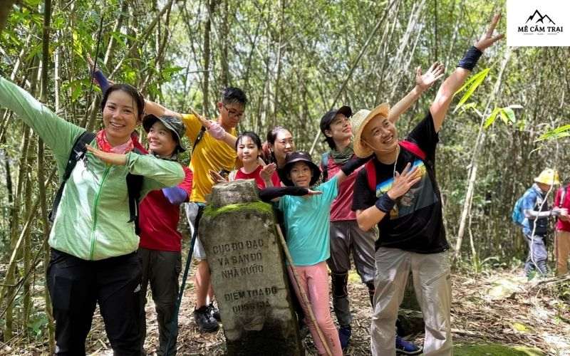 Hiking núi Tà Cú – Cung đường thử thách giữa rừng xanh