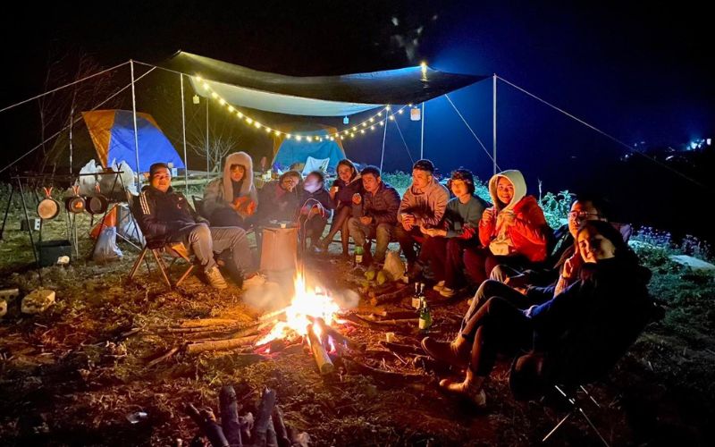 Đốt lửa trại rực sáng đêm tại My Camping Sóc Sơn