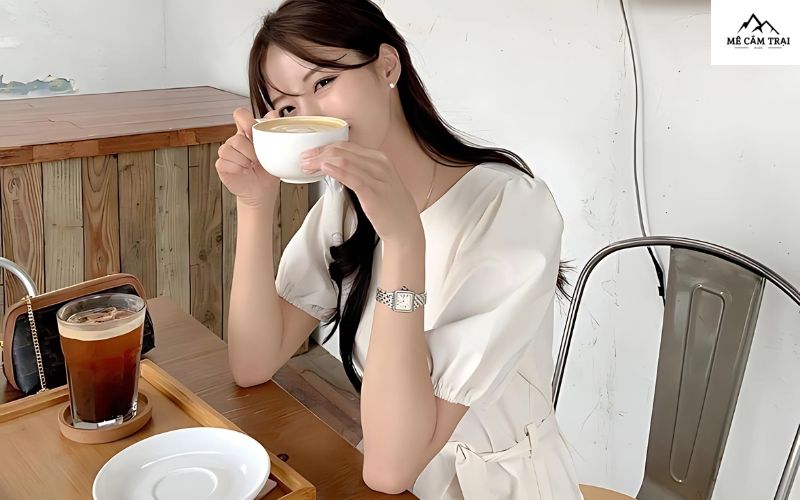 Tạo dáng chụp ảnh tay cầm cafe cho nàng thích chụp giấu mặt