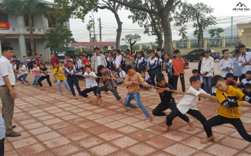 Trò chơi kéo co mang đến không khí trò chơi sôi động và rèn luyện thể chất