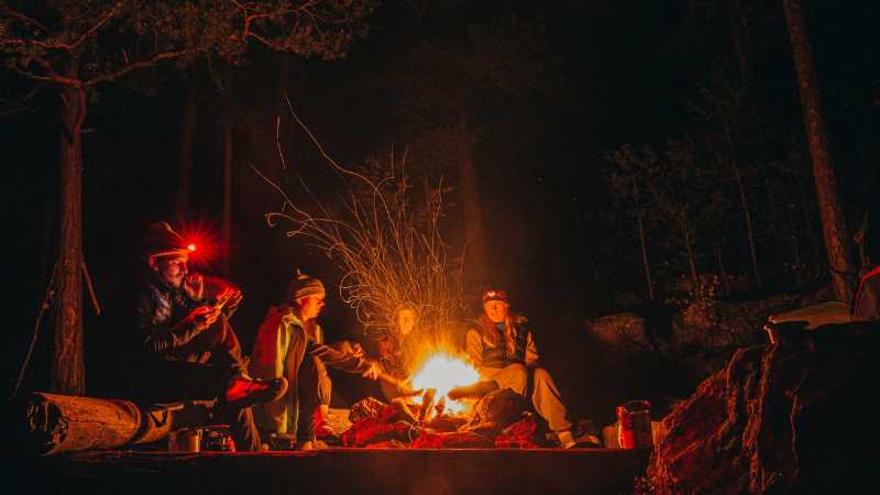 Đốt lửa trại – Hoạt động không thể thiếu trong đêm dã ngoại Cách đốt lửa trại đúng cách và an toàn